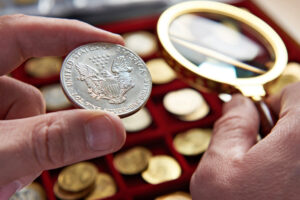 what is the difference between a numismatist and a coin collector